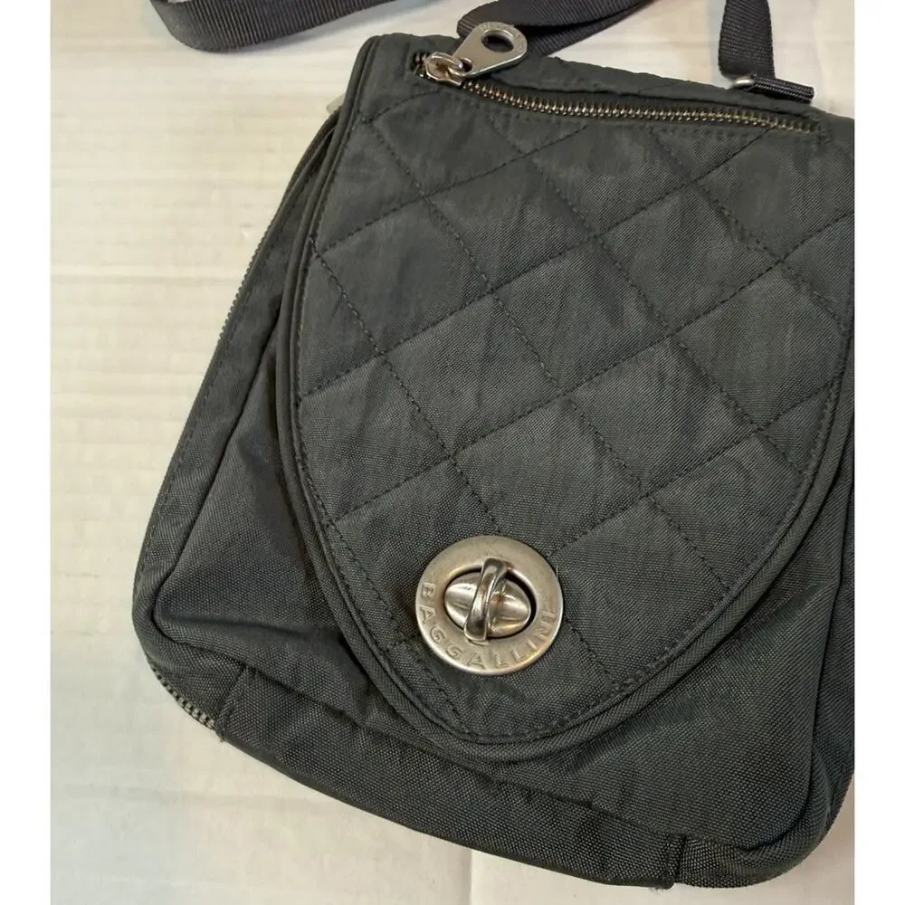 Baggallini Gray Quilted Twistlock Logo Pockets Lined Organizer CrossBody